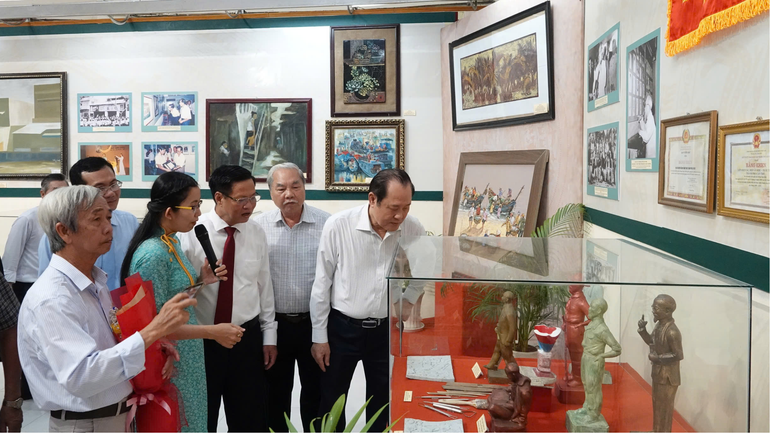 Đại biểu tham quan Triển lãm “Văn học, nghệ thuật Cần Thơ - Chặng đường 50 năm”.