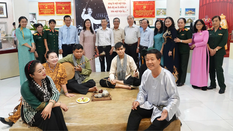 Đại biểu chụp hình lưu niệm với Hội viên Hội Sân khấu thành phố Cần Thơ tại Triển lãm “Văn học, nghệ thuật Cần Thơ-Chặng đường 50 năm”.