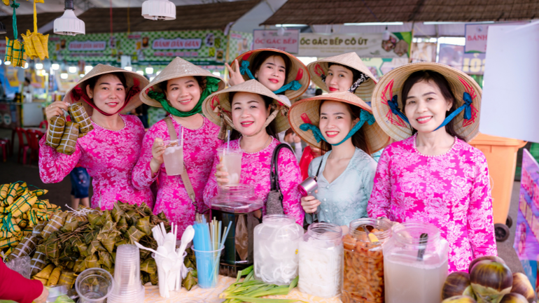 Du khách tha hồ thưởng thức nhiều đặc sản vùng miền tại Lễ hội Bánh dân gian Nam Bộ năm 2025.
