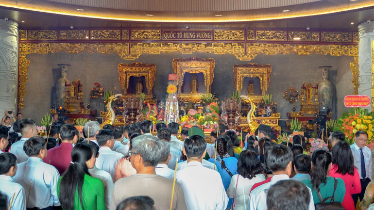 Đông đảo bà con, du khách dâng hương Quốc tổ Hùng Vương.