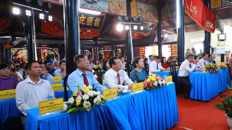 Đại biểu tham dự Lễ công bố Quyết định và đón nhận Bằng xếp hạng Di tích kiến trúc nghệ thuật quốc gia Đình Thuận Hưng.