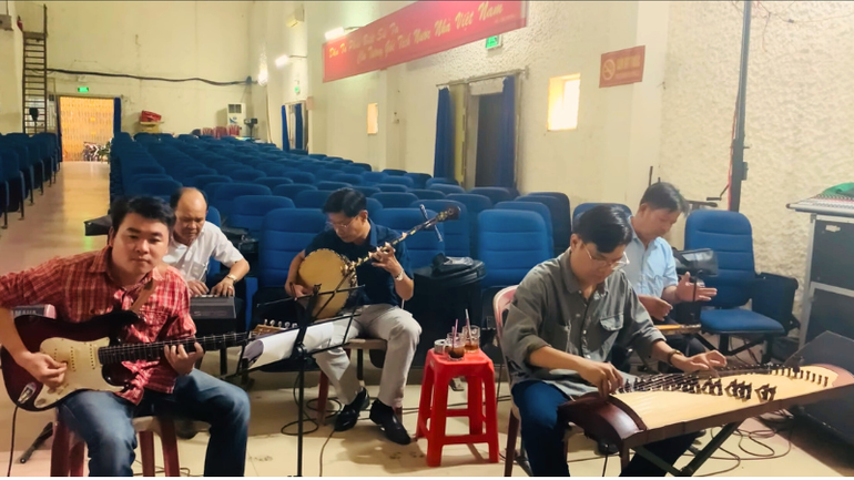 Đội nhạc công của Nhà hát Tây Đô đang tập luyện.