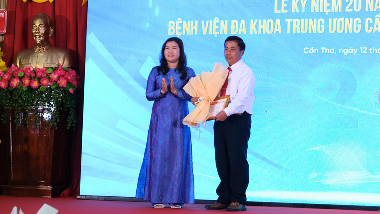 Lãnh đạo Ủy ban nhân dân thành phố Cần Thơ tặng hoa chúc mừng cho Bệnh viện đa khoa Trung ương Cần Thơ.