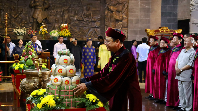 Đồng chí Trương Cảnh Tuyên, Phó Bí thư Thành ủy, Chủ tịch Ủy ban nhân dân thành phố Cần Thơ dâng lễ vật Quốc Tổ Hùng Vương.