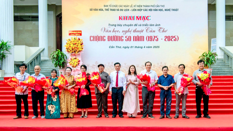 Các Hội viên được vinh danh, khen thưởng tại lễ khai mạc triển lãm “Văn học, nghệ thuật Cần Thơ - Chặng đường 50 năm”. Các Hội viên được vinh danh, khen thưởng tại lễ khai mạc triển lãm “Văn học, nghệ thuật Cần Thơ - Chặng đường 50 năm”.