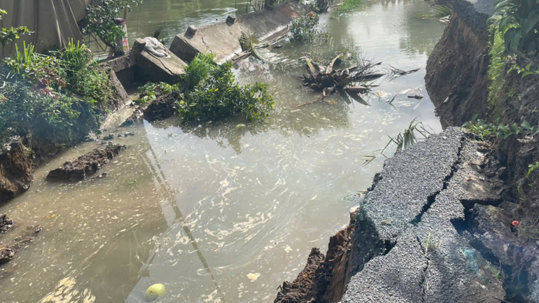 Cận cảnh khu vực sạt lở.