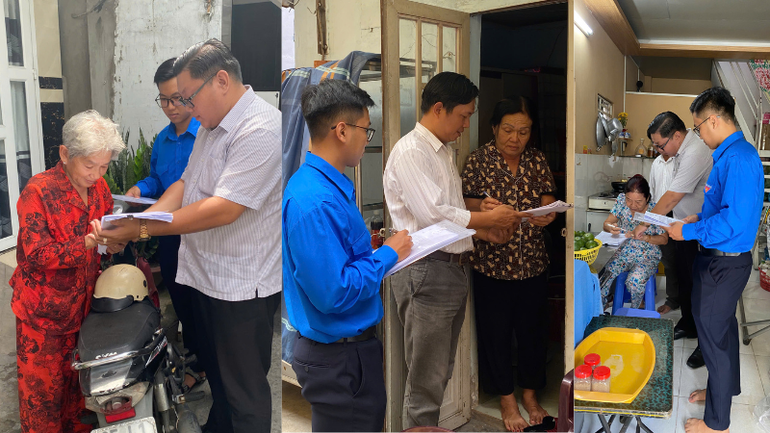 Các tổ phát phiếu đến từng hộ gia đình để thu thập ý kiến về dự thảo Đề án sắp xếp đơn vị hành chính cấp tỉnh và cấp xã.