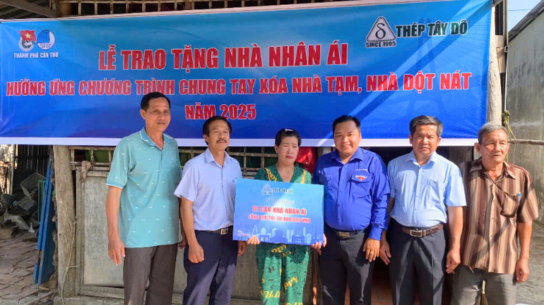 Lễ trao nhà cho bà Bà Danh Thị Hoàng Na, xã Trường Long, huyện Phong Điền.