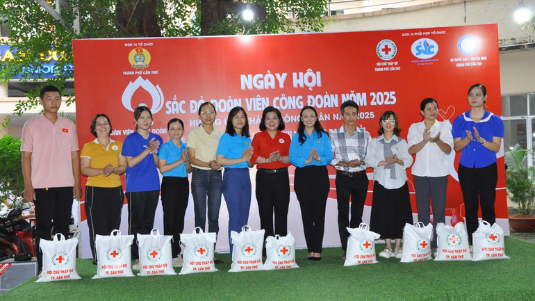 Ban tổ chức tặng quà cho đoàn viên có hoàn cảnh khó khăn tại Ngày hội “Sắc đỏ đoàn viên công đoàn” năm 2025.