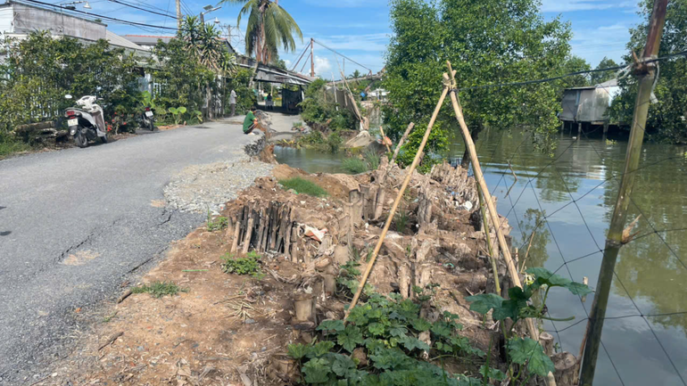Hiện trường sạt lở tuyến đường giao thông nông thôn thuộc khu vực Long Định, phường Long Hưng, quận Ô Môn, thành phố Cần Thơ.