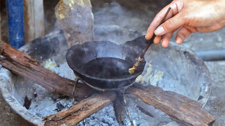 Sáp ong được đun nóng