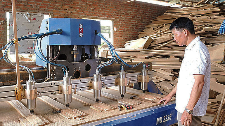 Người dân làng nghề mộc Việt Tiến, huyện Lâm Thao (Phú Thọ) đầu tư thiết bị, nâng cao chất lượng sản phẩm, mở rộng thị trường tiêu thụ.