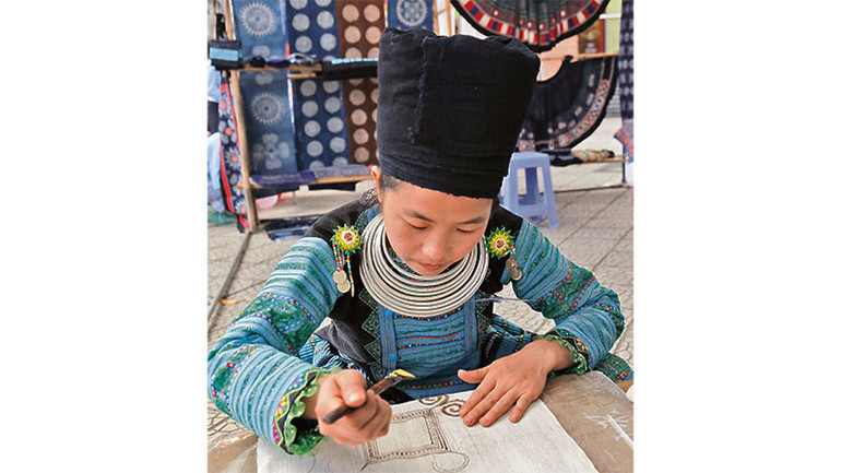 Các hoa văn tinh tế.