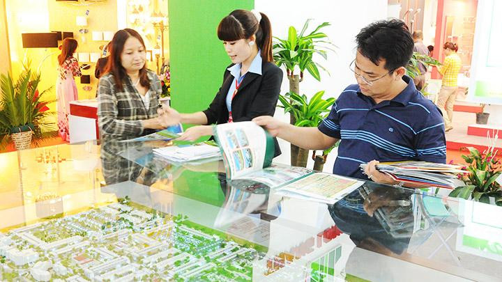 Giá bất động sản tăng cao khiến người dân khó tiếp cận. Ảnh: SONG ANH