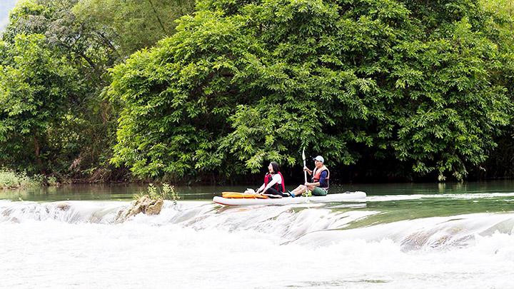 Cảm giác mạnh khi chèo vượt một ghềnh trên sông Quây Sơn.