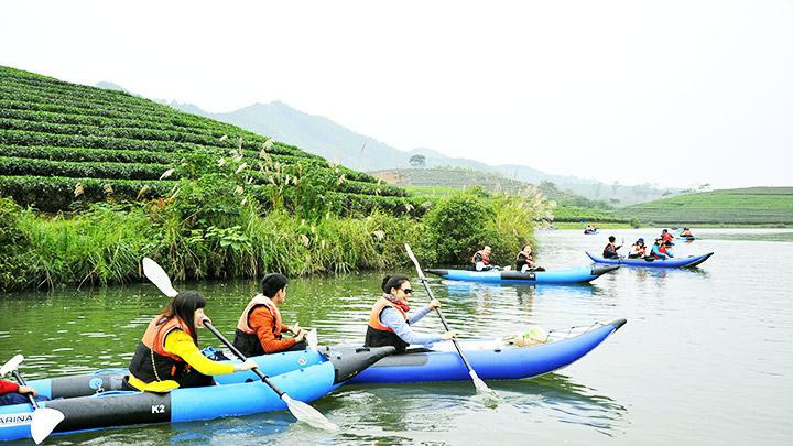 Chèo thuyền trên vùng hồ nước ven đồi chè Thanh Chương.