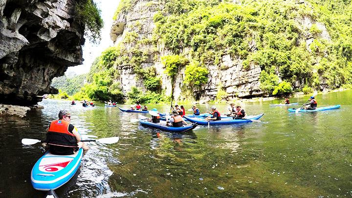 Tự chèo thuyền mang lại cảm giác mới lạ.