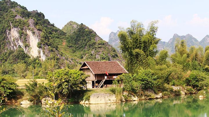 Những ngôi nhà bên sông, bên núi. Ảnh: ĐỨC SƠN Những ngôi nhà bên sông, bên núi. Ảnh: ĐỨC SƠN