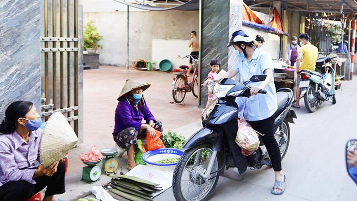 Việc chi tiêu ngày càng eo hẹp. Ảnh: TTXVN Việc chi tiêu ngày càng eo hẹp. Ảnh: TTXVN