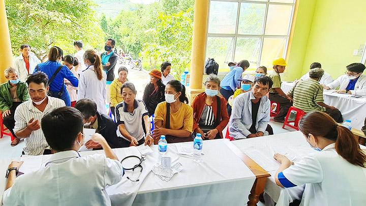 Hơn 200 người dân được tư vấn sức khỏe, khám bệnh.