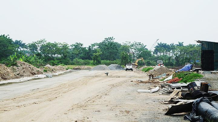 Nhiều dự án chậm tiến độ do giải phóng mặt bằng. Ảnh: NGUYỆT ANH Nhiều dự án chậm tiến độ do giải phóng mặt bằng. Ảnh: NGUYỆT ANH