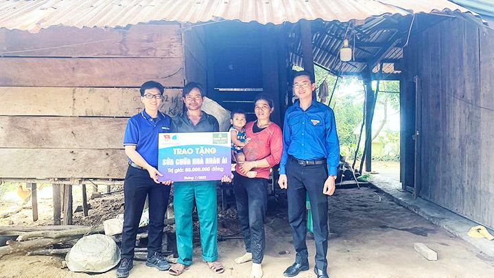 Một hộ dân đặc biệt khó khăn được hỗ trợ sửa chữa nhà.