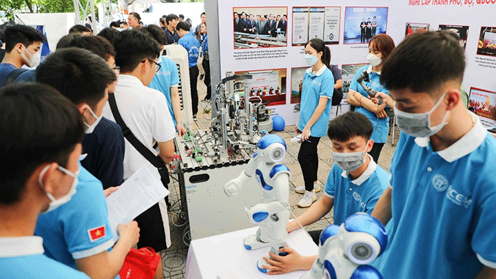 Hoạt động tư vấn xét tuyển đại học, cao đẳng năm 2022 diễn ra ngày 24/7 tại Trường đại học Bách khoa Hà Nội. Ảnh: VĂN NGỌC