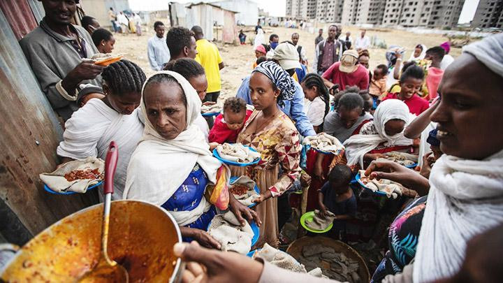 Dân số tăng nhưng hàng triệu người vẫn phải sống trong cảnh nghèo đói. Ảnh: THE CONVERSATION Dân số tăng nhưng hàng triệu người vẫn phải sống trong cảnh nghèo đói. Ảnh: THE CONVERSATION
