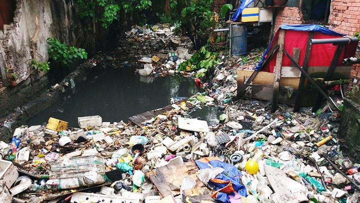 Rác thải làm tắc nghẽn dòng chảy nhiều kênh rạch.