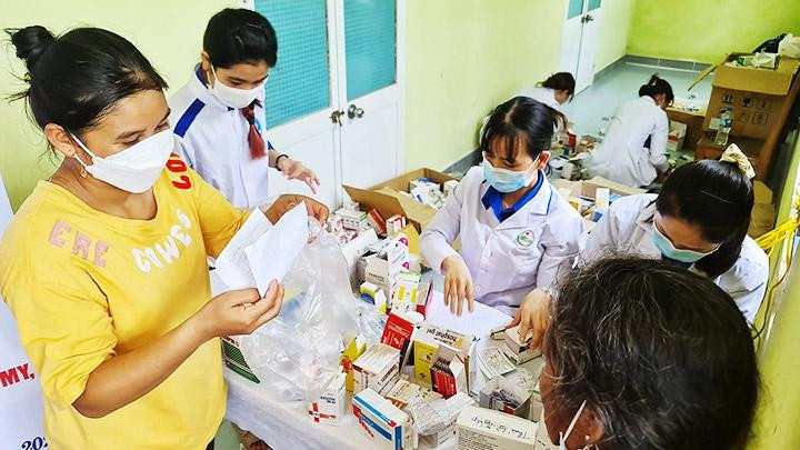Cấp phát một số loại thuốc thông thường và thuốc bổ.