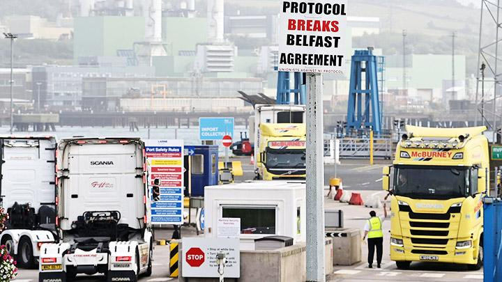 Vận chuyển hàng hóa từ Anh sang Bắc Ireland thường xuyên bị tắc nghẽn. Ảnh: THE TIMES