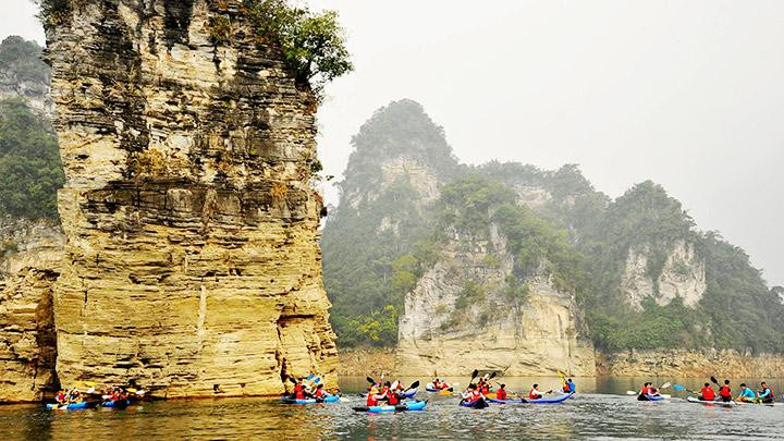 Chèo ván Sup khám phá non nước Tràng An (Ninh Bình).