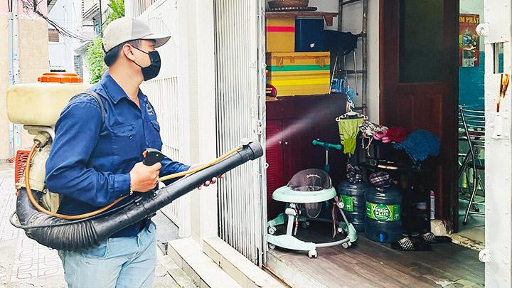 Phun hóa chất dập ổ dịch.
