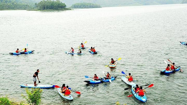 Trên hồ Khe Chè (Quảng Ninh).