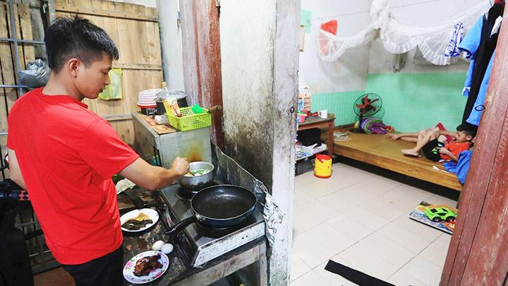 Giá cả tăng nhanh, công nhân gặp khó trong chi tiêu sinh hoạt hằng ngày. Ảnh: TTXVN Giá cả tăng nhanh, công nhân gặp khó trong chi tiêu sinh hoạt hằng ngày. Ảnh: TTXVN