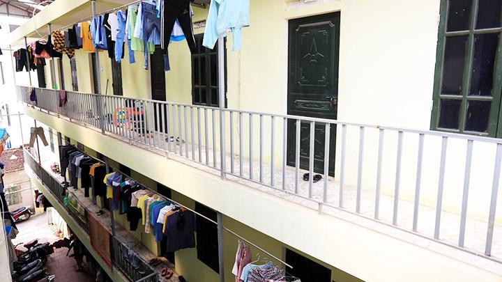 Dãy phòng trọ của công nhân tại tổ 3, thị trấn Quang Minh (Mê Linh, Hà Nội). Ảnh: TTXVN