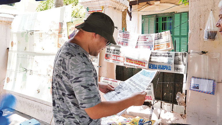 Độc giả đọc Báo Thanh Niên. Ảnh: Chu Ngọc Thắng