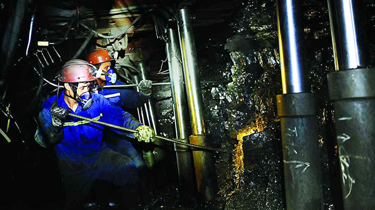 Việc đầu tư thiết bị khai thác hầm lò hiện đại, đồng bộ của Công ty Than Vàng Danh đã góp phần giảm tác động từ việc khai thác than ra môi trường.