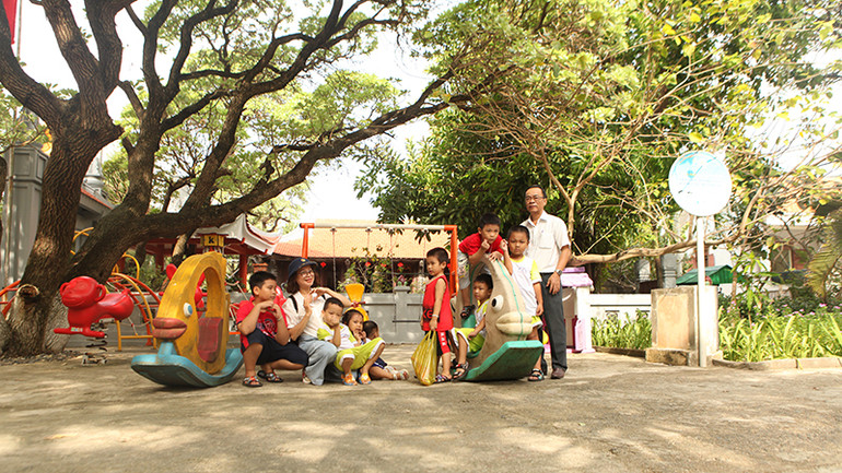 Giờ giải lao của thầy và trò Trường tiểu học Sinh Tồn dưới bóng mát của nhiều loại cây xanh.