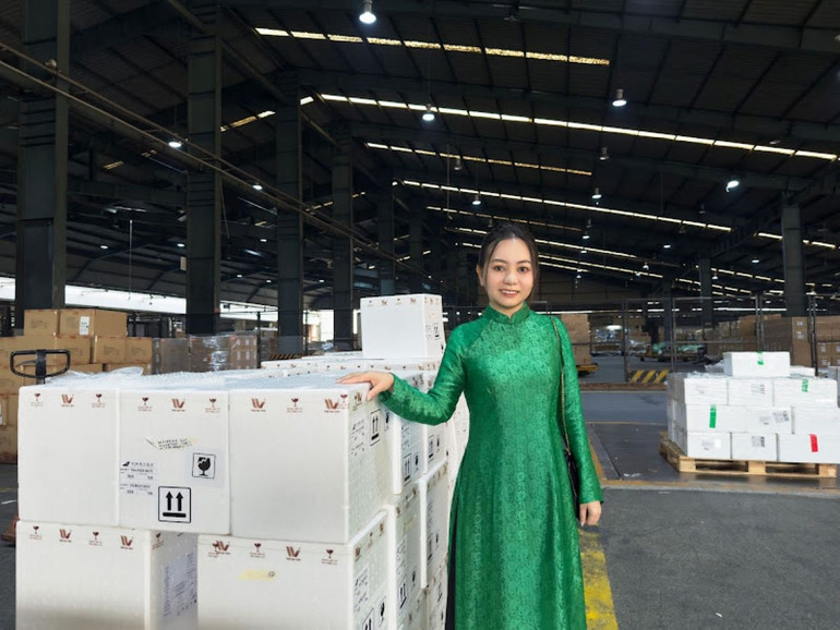 Bà Trần Thanh Hải, CEO Công ty Hải Yến Nha Trang cho biết: “The Hải Yến chọn đường hàng không để vận chuyển xuất khẩu yến sào với mong muốn bảo đảm chất lượng sản phẩm ở mức tối ưu nhất. Bà Trần Thanh Hải, CEO Công ty Hải Yến Nha Trang cho biết: “The Hải Yến chọn đường hàng không để vận chuyển xuất khẩu yến sào với mong muốn bảo đảm chất lượng sản phẩm ở mức tối ưu nhất.