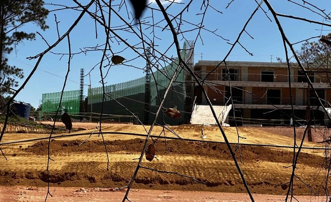 Khối nhà năm tầng, diện tích hơn 17.000m2 hiện không còn công nhân làm việc. (Ảnh: TTXVN)