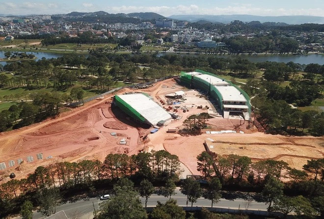 Khối nhà hình vòng cung với tổng diện tích hơn 17.000m2 đã được xây dựng năm tầng. (Ảnh: TTXVN)