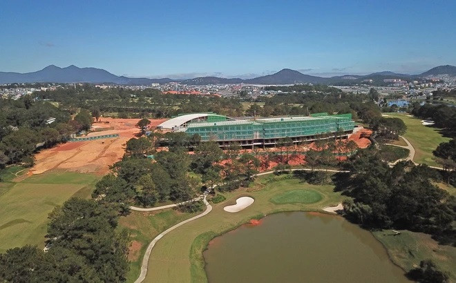Đại công trường Dự án Tòa nhà Câu lạc bộ Golf Đồi Cù Đà Lạt. (Ảnh: TTXVN)