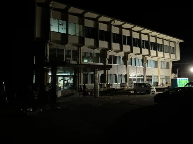 Nhà cộng đồng của thị trấn Wajima được dùng làm nơi lánh nạn, điểm sáng duy nhất trong màn đêm của thị trấn sau động đất. (Ảnh: TTXVN)