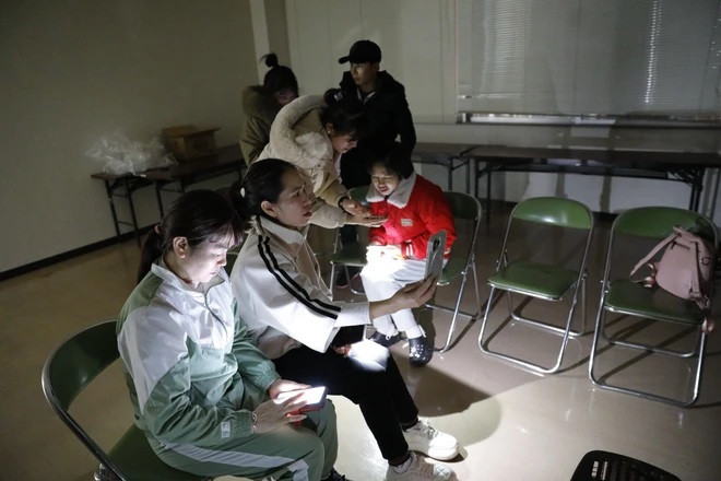 Các nữ thực tập sinh Việt Nam đã kết nối được với gia đình ở Việt Nam sau nhiều ngày mất liên lạc. (Ảnh: TTXVN)