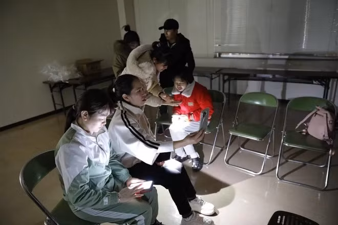 Các nữ thực tập sinh Việt Nam đã kết nối được với gia đình ở Việt Nam sau nhiều ngày mất liên lạc. (Ảnh: TTXVN)