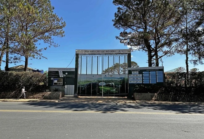 Cổng chính của công trình Tòa nhà Câu lạc bộ Golf. (Ảnh: TTXVN)