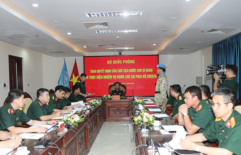 Thiếu tướng Nguyễn Văn Chính, Phó Chánh Văn phòng Quân ủy Trung ương - Văn phòng Bộ Quốc phòng công bố Quyết định của Chủ tịch nước cử sĩ quan lên đường thực hiện nhiệm vụ gìn giữ hòa bình Liên hợp quốc.