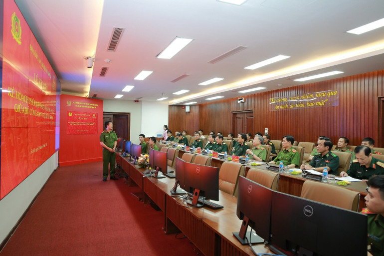 Đại tướng Tô Lâm và Đại tướng Phan Văn Giang cùng các đại biểu tham quan cơ chế hoạt động của Trung tâm Dữ liệu quốc gia về dân cư.