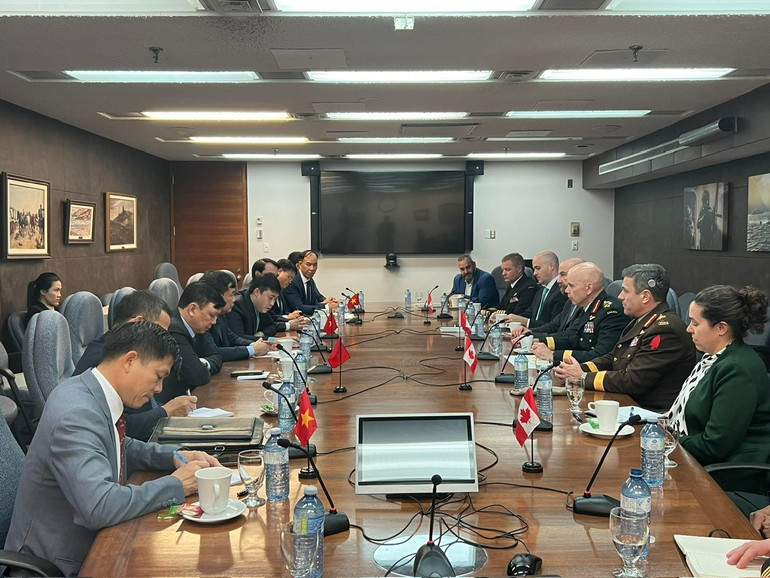 Các đại biểu tham dự Đối thoại chính sách quốc phòng Việt Nam-Canada lần thứ 2 tại Canada.